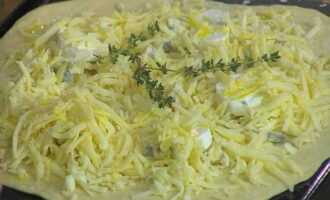 Apliqueu una capa uniforme de mozzarella ratllada a la làmina de massa. Trenqueu el formatge de cabra i el gorgonzola a trossos petits amb les mans i poseu-los a sobre de la mozzarella. A continuació, ruixeu la pizza uniformement amb formatge dur ratllat i aboqueu-hi l'oli restant. Poseu la farigola a sobre del formatge. Apliqueu una capa uniforme de mozzarella ratllada a la làmina de massa. Trenqueu el formatge de cabra i el gorgonzola a trossos petits amb les mans i poseu-los a sobre de la mozzarella. A continuació, ruixeu la pizza uniformement amb formatge dur ratllat i aboqueu-hi l'oli restant. Poseu la farigola a sobre del formatge.
