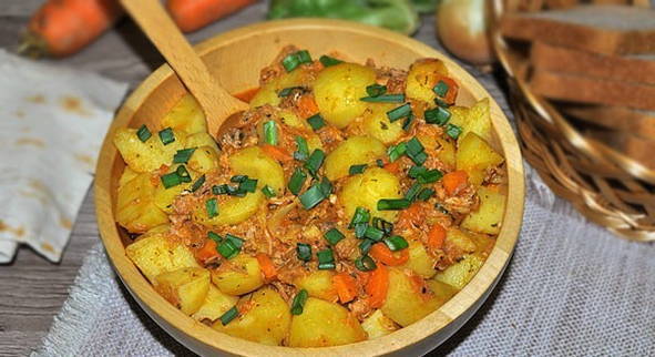 Gestoofde aardappelen met gestoofd vlees