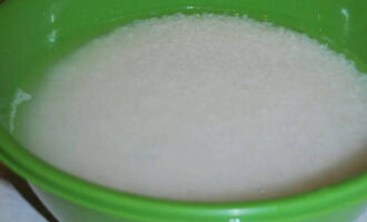Spoel de rijst goed af met stromend water.