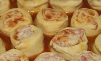 Leg de luie dumplings op de groenten. Verdun de tomatenpuree met heet water, voeg zout naar smaak toe en giet het in de pan. De vloeistof moet halverwege de hoogte van de luie dumplings reiken.