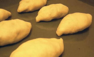 Ook de bakplaat smeren we in met olie. Plaats de gevormde taarten op een bakplaat met de naad naar beneden en op korte afstand van elkaar. Geef de taarten vervolgens 20 minuten de tijd om het deeg te laten rijzen. 