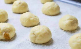 Cobriu una safata de forn amb paper pergamí, espolseu-la amb farina i distribuïu els preparats. Deixeu la massa en aquesta forma en un lloc càlid durant 20 minuts més. Cobriu una safata de forn amb paper pergamí, espolseu-la amb farina i distribuïu els preparats. Deixeu la massa en aquesta forma en un lloc càlid durant 20 minuts més.