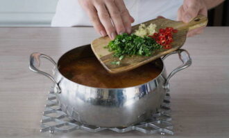 Tillsätt kryddor i rätten. Strö arbetsstycket med mald peppar. Ta bort från spisen, linda in i en handduk och låt stå i 10 minuter.