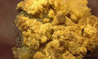 Se răcește crumble-ul și se servește în porții cu o lingură de înghețată de vanilie.