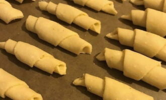 Acoperiți o tavă de copt cu pergament și întindeți bucățile. Coaceți covrigi într-un cuptor preîncălzit la 180 de grade timp de 30-40 de minute.