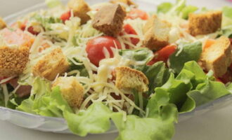 Caesarsalade kan direct na bereiding worden geserveerd.
