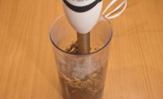 Maal het braadstuk in een blender en voeg het toe aan de aardappelen.