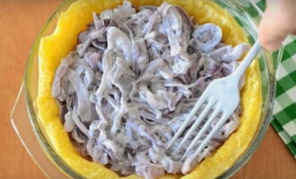 Nướng bột trong lò đã làm nóng trước ở 180°C trong 15 phút. Sau đó dùng giấy bạc loại bỏ khối lượng và làm nguội bánh một chút. Trải một lớp đều hành tây lên vỏ bánh nướng. Rắc nó với phô mai cứng bào. Nướng bánh trong lò ở cùng nhiệt độ trong 30–35 phút.