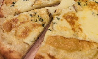 Preescalfeu el forn a 200 °C per endavant i poseu-hi la pizza de formatge durant 15 minuts. Preescalfeu el forn a 200 °C per endavant i poseu-hi la pizza de formatge durant 15 minuts.