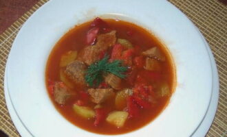 Serviți gulașul într-un castron adânc cu o crustă de pâine. Serviți gulașul într-un castron adânc cu o crustă de pâine.