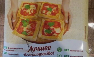 Ang mga puff pastry tartlet ay napakadaling gawin sa bahay. Sa recipe na ito gagamitin namin ang handa na puff pastry. Dapat itong ma-defrost nang maingat, mahigpit na sumusunod sa mga tagubilin ng tagagawa na ipinahiwatig sa packaging. 