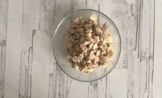 Cum să faci o salată cu pui, ananas, porumb și brânză? Puneți carnea de pui într-o cratiță și umpleți cu apă purificată. Fierbeți-l pe aragaz până este gata. Când apa începe să fiarbă, adăugați puțină sare și continuați să gătiți fileul până când este fiert. Apoi carnea trebuie să fie răcită și tăiată în bucăți mici.