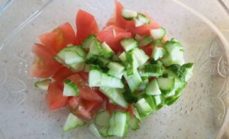 Salade met zeecocktail is heel eenvoudig en snel te bereiden. Snijd de komkommers en tomaten in kleine stukjes en doe ze in een diepe slakom. 