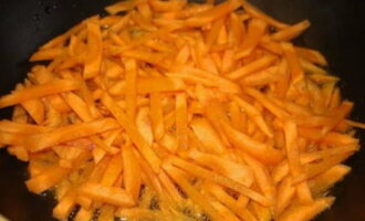 Salata de ficat de vita este foarte rapid si usor de preparat. Curatati un morcov de marime medie si taiati felii subtiri, prajiti in ulei vegetal timp de 5-10 minute pana se inmoaie.
