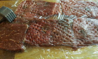 Ang French beef sa oven ay napakadaling ihanda. Lubusan naming hinuhugasan ang karne at hayaan itong matuyo nang kaunti, pagkatapos ay gupitin ito sa mga hiwa na halos isang sentimetro ang kapal at maingat na talunin ito sa magkabilang panig gamit ang isang martilyo sa kusina. 