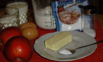 Hoe bak je gebakken goederen met kefir in de oven? Voor snelheid van handelen leggen we alle benodigde producten op het werkoppervlak. 