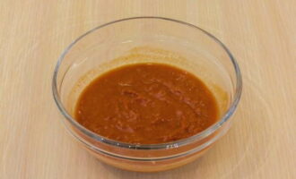 Doe de tomatenpuree in een kleine container, voeg er tarwemeel aan toe en meng grondig. Giet vervolgens 100 ml water bij kamertemperatuur erbij en meng opnieuw.