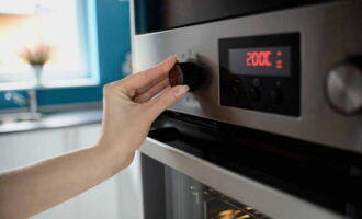 Lubricate ang mga gilid ng mga blangko na may egg wash. Ang natitirang ilalim ng mga singsing ay maaari ding lagyan ng langis ng itlog. Painitin ang oven sa 200 degrees. 