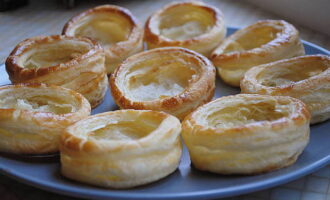 Ilagay ang mga tartlet sa isang baking sheet at ilagay sa oven. Ihurno ang mga piraso para sa mga 15-20 minuto hanggang sa ginintuang kayumanggi. Palamigin ang mga tartlet sa isang wooden board o metal rack. Punan ang mga ito ng pagpuno at ihain.