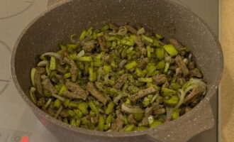 Voeg na deze tijd augurken, zout en zwarte peper naar smaak toe en meng.