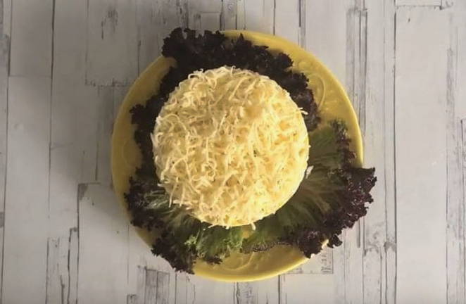 Salată cu pui, ananas, porumb și brânză