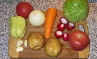 Hoe maak je thuis een klassieke lagman met kip? Bereid alle benodigde producten voor. Was de groenten. Schil de uien en knoflook, snijd de toppen en staarten van de radijsjes. Schil de wortels en aardappelen.