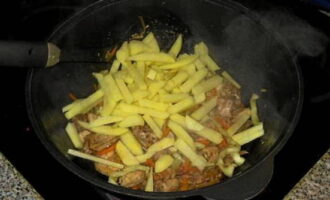 Plaats de aardappelen onmiddellijk na de paprika's.