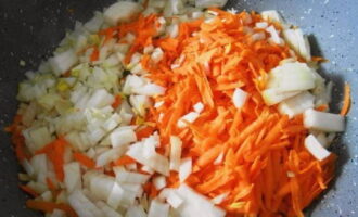 Fräs grönsakerna i vegetabilisk olja tills de är mjuka.