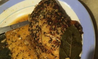 จัดเรียงอกไก่อบในกระดาษฟอยล์เป็นส่วนๆ แล้วเสิร์ฟ อร่อย!