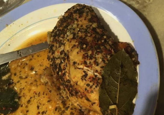 ไก่ในกระดาษฟอยล์ในเตาอบ