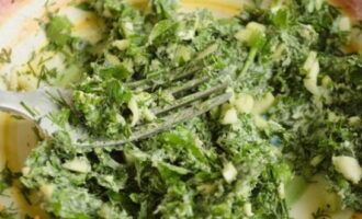 Tritureu bé la mantega estovada amb all, herbes picades i pebre negre mòlt.