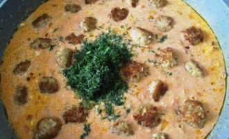 Lägg köttbullarna i den kokande såsen och tillsätt ett halvt knippe finhackad dill.
