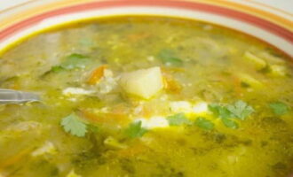 Aboqueu l'escabetx calent als plats, afegiu-hi la crema agra i comenceu a tastar. Bona gana!