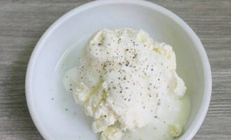 El formatge fresc es col·loca en una tassa separada. A continuació, s'hi afegeix crema agra grassa, que es pot substituir per iogurt natural o kefir. El formatge cottage s'escampa amb sal i pebre negre al vostre gust.
