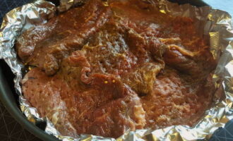 Lagyan ng foil ang isang baking dish na may matataas na gilid, balutin ng kaunting mantika at ilagay nang mahigpit ang karne ng baka. Timplahan ng asin at giniling na itim na paminta ayon sa iyong panlasa. 