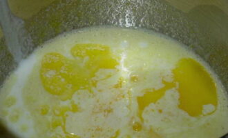 Meng in een bord met hoge zijkanten de volgende ingrediënten: eieren, suiker, zout, boter (gesmolten), kefir en vanilline. 