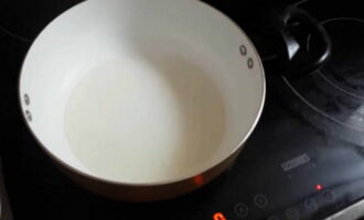 Los een theelepel zout en azijn en twee theelepels suiker op in een glas koud water. Plantaardige olie warmt goed op in een koekenpan.