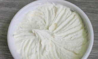 Utilitzeu qualsevol aparell de cuina per muntar formatge cottage i crema agra en una massa homogènia i suau.
