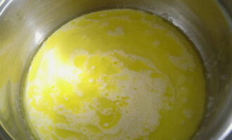 Adaugati smantana in masa cremoasa si aduceti la fiert, adaugati parmezanul si asezonati cu sare si piper negru macinat dupa gust, aduceti pana se ingroasa - luati de pe foc.