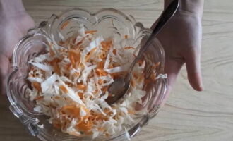 Vervolgens worden de geraspte kool en wortels met marinade en hete olie gegoten. De salade wordt zorgvuldig gemengd met een lepel en onmiddellijk geserveerd. Het is niet nodig om daarop aan te dringen. Eet smakelijk!  