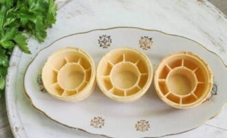 Les tartaletes es posen immediatament als plats de servir.