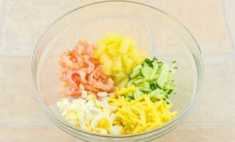 ต้มกุ้งในน้ำเค็มจนนุ่ม เย็นและปอกเปลือก หั่นสับปะรดหวานเป็นก้อนแล้วรวมผลิตภัณฑ์ที่เตรียมไว้ทั้งหมดลงในจานลึก