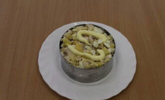 Salata pregătită se pune în farfurii porționate folosind inele mici. Fiecare portie de salata este acoperita cu putina maioneza si presarata cu nuci tocate.