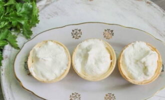 Després, amb una cullera o una manga pastissera (d'aquesta manera quedarà més bonic), s'omplen amb la massa de quallada preparada, a ras de les vores de les tartaletes.