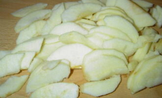 Schil een paar appels, verwijder de zaadjes en snijd ze in middeldikke plakjes.