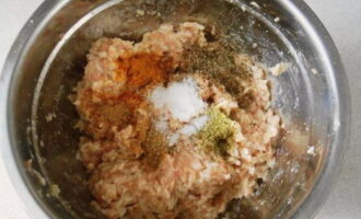 Tillsätt kryddor, salt och mald svartpeppar efter din smak och rör om igen.