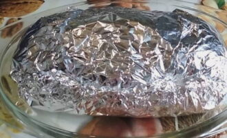 Apoi înfășurați strâns folia în jurul ruloului. Coaceți rulada în cuptorul preîncălzit la 200°C timp de 50 de minute. Lăsați rulada copt puțin timp să se răcească.