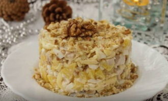 Apoi inelele sunt îndepărtate cu grijă și salata este servită la masă. Poftă bună! 