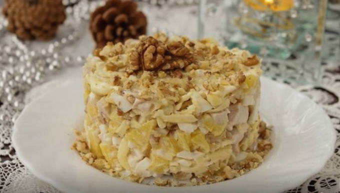 Salată cu pui, ananas și nuci