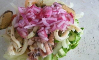 Pers de ui uit en voeg deze toe aan de overige salade-ingrediënten.
